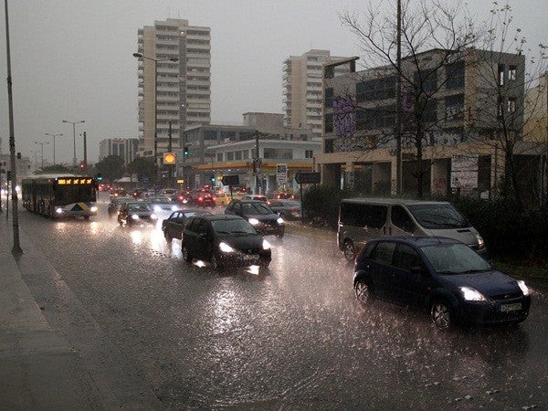 Σε πτώση η θερμοκρασία σήμερα- Πού θα βρέξει